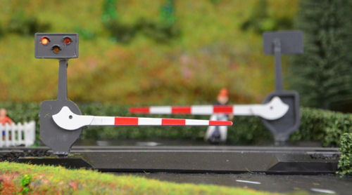 Level Crossing Barrier Set with Light & Sound (OO) Pair