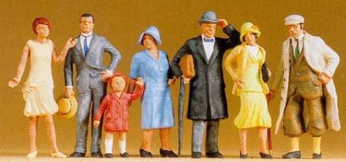 Passers-by Circa 1925 7 Figure Set.