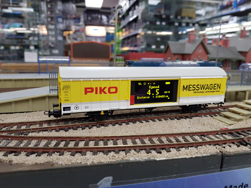 Expert+ PIKO SmartMeasure Wagon V with display.