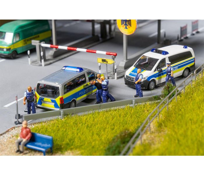 Policemen (4)& Arrested Suspect (1) Figure Set