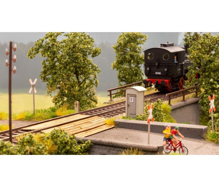 Along the Tracks Laser Cut Kit Decoration Set